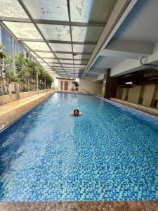 a person swimming in a large swimming pool at Super Cebu Loft in Cebu City
