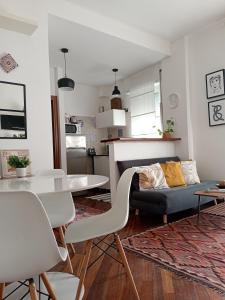 - un salon avec un canapé et une table dans l'établissement Casa Flora appartamento con giardino, à Fiumicino