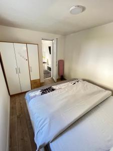 1 dormitorio con 1 cama grande con sábanas blancas en Apartman Milica, en Trebinje