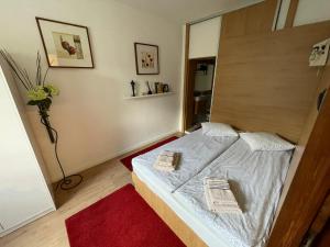 a bedroom with a bed with two towels on it at Elor Apartment in Sovata