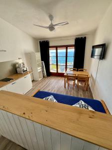 1 dormitorio con 1 cama grande y comedor en Résidence Punta paliagi, en Calcatoggio