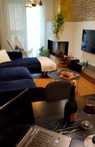 TV a/nebo společenská místnost v ubytování Ema Apartment Tirana