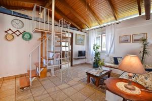 Μια τηλεόραση ή/και κέντρο ψυχαγωγίας στο Little Red in Green