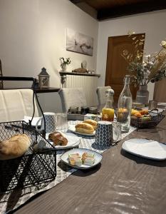 Chambre familiale في Saint-Nabord: طاولة عليها أطباق من الطعام