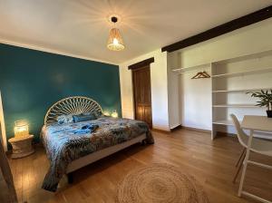 Chambre familiale في Saint-Nabord: غرفة نوم بسرير وجدار أخضر