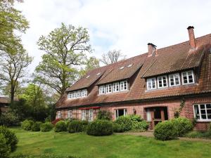 an old brick house with a gambrel roof at Wohnung in Dorfmark nahe Lüneburger Heide in Dorfmark