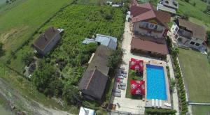 una vista aérea de una casa y una piscina en Pensiunea HARTTAS, en Tulcea