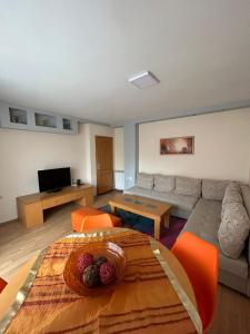 TOP Center Apartment في بيتولا: غرفة معيشة مع أريكة وطاولة