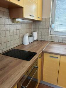 cocina con encimera de madera y fogones en TOP Center Apartment, en Bitola