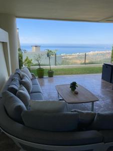 ein Wohnzimmer mit einem Sofa und einem Tisch in der Unterkunft Los Monteros Hill Club Marbella in Marbella