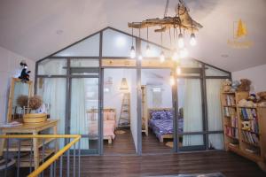 a room with a glass house with a bed at Ẩn Homestay Phan Thiết in Ấp Tân Ðiền (2)