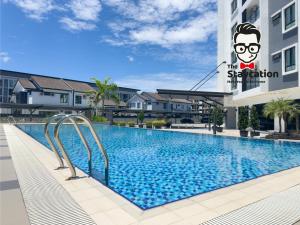 une piscine en face d'un bâtiment dans l'établissement Staycation Homestay 44 Gem Suite, à Kuching