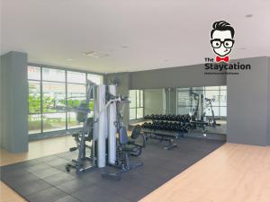 - une salle de sport avec des tapis de course et des équipements de cardio-training dans un bâtiment dans l'établissement Staycation Homestay 44 Gem Suite, à Kuching