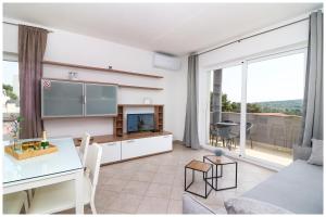 a living room with a couch and a table at M&Z Apartmani in Primošten