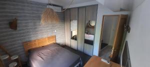 a small bedroom with a bed and a mirror at Villa SPA Hyères 6 personnes au calme in Hyères
