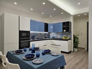 una cucina con tavolo e piatti blu di Holiday home Endless Summer - Amalfi Coast a Maiori