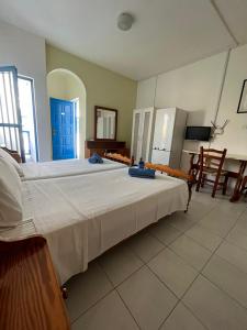ein großes Schlafzimmer mit einem großen Bett und einer Küche in der Unterkunft Tasmaria Aparthotel in Paphos City