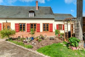 dom z ogrodem przed nim w obiekcie Aux Passiflores w mieście Cempuis