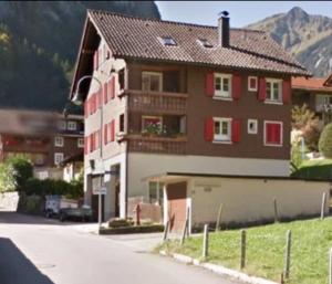 una casa sul ciglio di una strada di Alpenperle a Isenthal