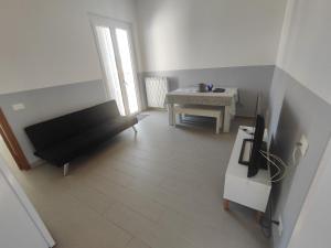 - un salon avec un canapé noir et une table dans l'établissement Dante alighieri, à Villa Colle Onorato