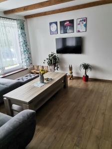 sala de estar con sofá y mesa de centro en Chatka Katka en Oravska Jasenica