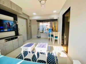 Area tempat duduk di Saba 201 Charming 3 Bedrooms 2 Bathrooms Apartment in Bandra West with Balcony by Connekt Homes