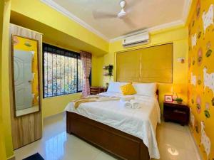Tempat tidur dalam kamar di Saba 201 Charming 3 Bedrooms 2 Bathrooms Apartment in Bandra West with Balcony by Connekt Homes