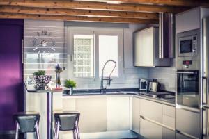 Kuchyň nebo kuchyňský kout v ubytování Apartamento con estilo y acogedor