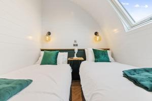 2 camas en una habitación con tragaluz en Choller Lodges - The Barn House With Hot Tub en Arundel