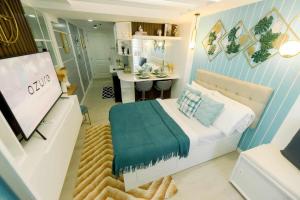 Ένα ή περισσότερα κρεβάτια σε δωμάτιο στο Ethan's Crib at Azure North +25 φωτογραφίες