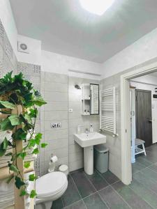 La salle de bains est pourvue d'un lavabo et de toilettes. dans l'établissement Lazo Two Room- Luxury Apartment, à Bucarest