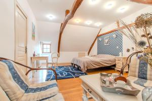 Habitación con cama, mesa y sillas. en Aux Passiflores en Cempuis