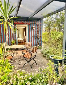 une terrasse avec une table et des chaises devant une maison dans l'établissement Garten Apartment am Fluss, à Eriskirch