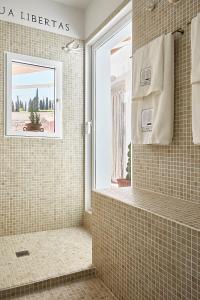 ein Bad mit einer Dusche und einem Fenster in der Unterkunft Casa Terma del Teatro in Cartagena + 35 Fotos