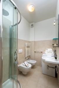 リミニにあるArtis Appartamentoのバスルーム(シャワー、トイレ、シンク付)