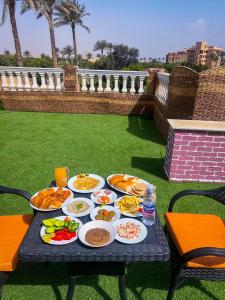 uma mesa com um monte de comida em Purity Pyramids View Palace no Cairo