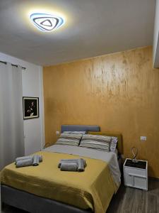una camera da letto con un letto e due asciugamani di Holiday home Endless Summer - Amalfi Coast a Maiori