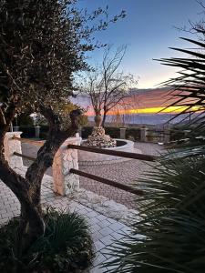 un parco con fontana con tramonto sullo sfondo di Colledisisto Srl a Pomarico