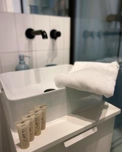 W łazience znajduje się umywalka i biały ręcznik. w obiekcie BlueHouse Apartment Warsaw w Warszawie