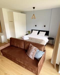 sypialnia z łóżkiem i kanapą w obiekcie BlueHouse Apartment Warsaw w Warszawie
