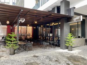 un restaurante con mesas y sillas en un edificio en The Podium@Studio ( 6 pax ), en Kuching