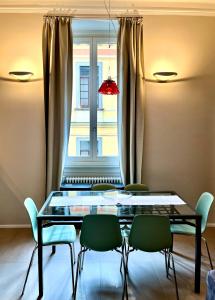 ミラノにあるApartment Solferino 37のダイニングルーム(テーブル、椅子、窓付)