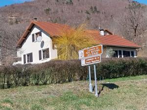 a street sign in front of a house at Maison de montagne in Saint Firmin
