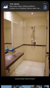 ein Bad mit einer Dusche und einem Spiegel in der Unterkunft Los Monteros Hill Club Marbella in Marbella