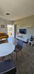 een woonkamer met een bank en een tafel bij heaven suite elafonisi in Elafonisi