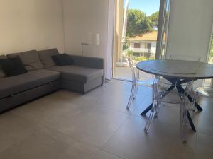 a living room with a couch and a table at Venere Apartament in Tirrenia