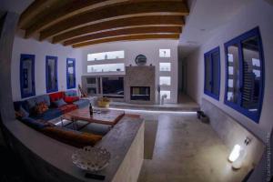 拉莫拉的住宿－Can Javi de Palma - Amazing villa with swimming pool，客厅配有沙发和桌子