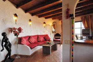 Posezení v ubytování Castillo Lanzarote Villa Bentley - Luxury Villa -sleep in a volcanic cave