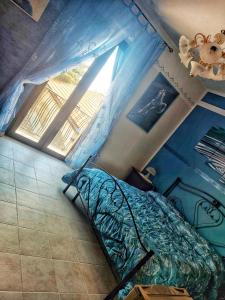 PomaricoにあるColledisisto Srlの窓付きの部屋にベッド付きのベッドルーム1室があります。