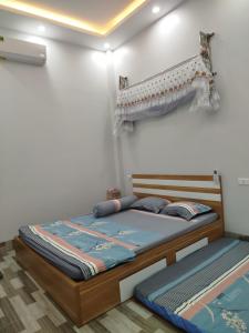 1 Schlafzimmer mit 2 Betten in einem Zimmer in der Unterkunft Home stay 72 in Diện Biên Phủ